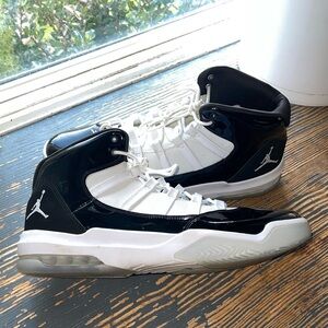Jordan Black and White Max Aura